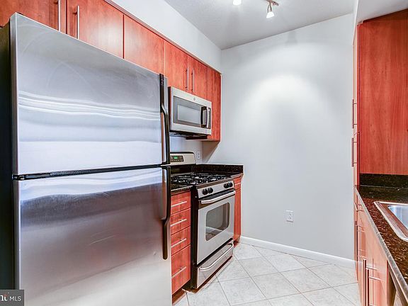 3rd image of 1021 N Garfield St APT 513