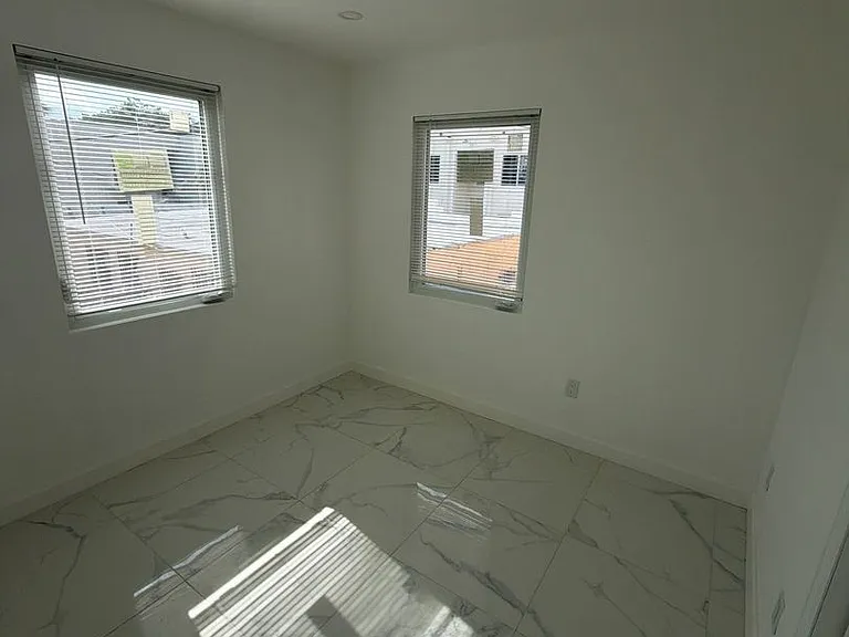 729 SW 3rd St — Photo 8