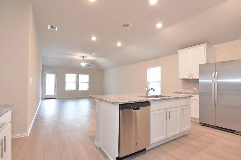 4 bed, 3.0 bath, 2224 sqft, $2,350 — Photo 4