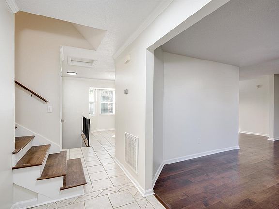 4th image of 4014 Royal Oaks Court