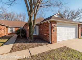1902 N Pine Valley Dr, Fayetteville, AR 72704