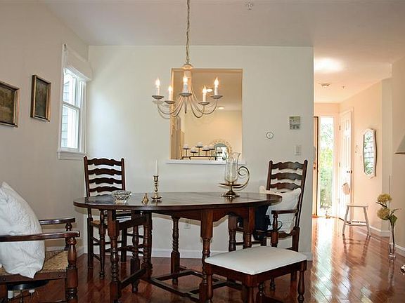 2nd image of 4 Oak Gln
