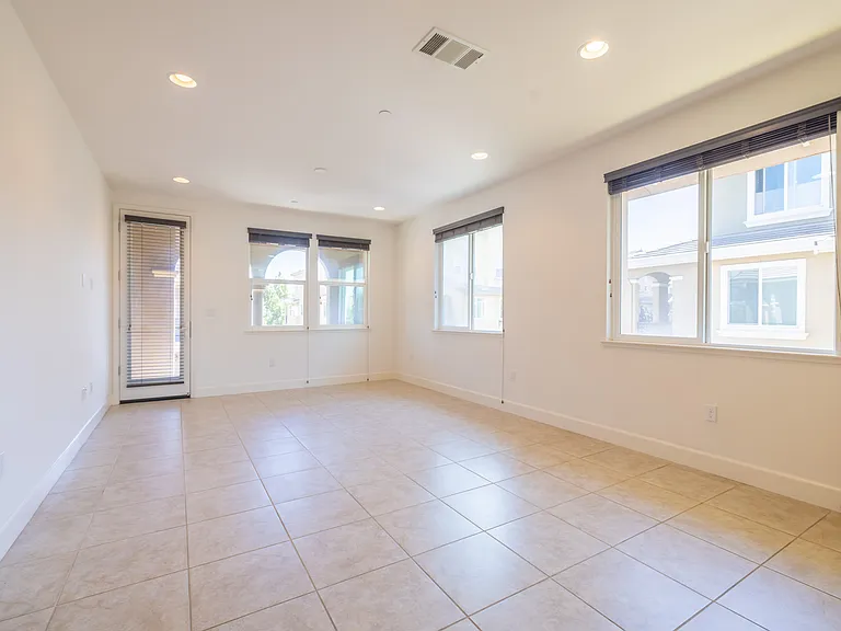 1673 Lee Way — Photo 6