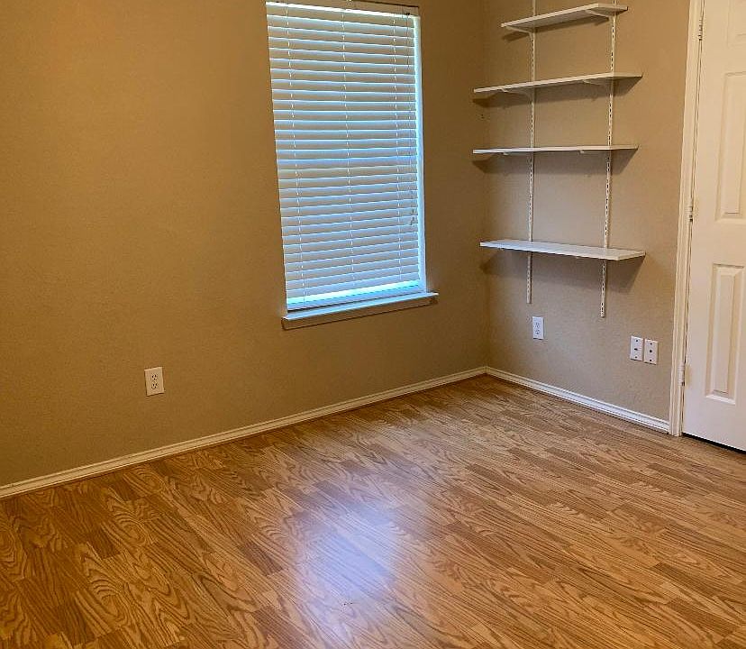 1st image of 3303 Palmtree Dr