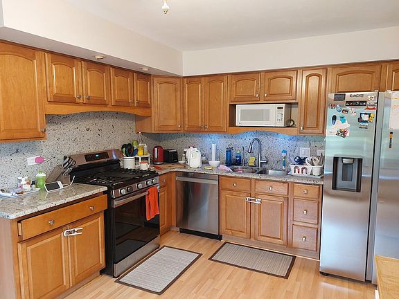 3rd image of 9S026 Stratford Pl