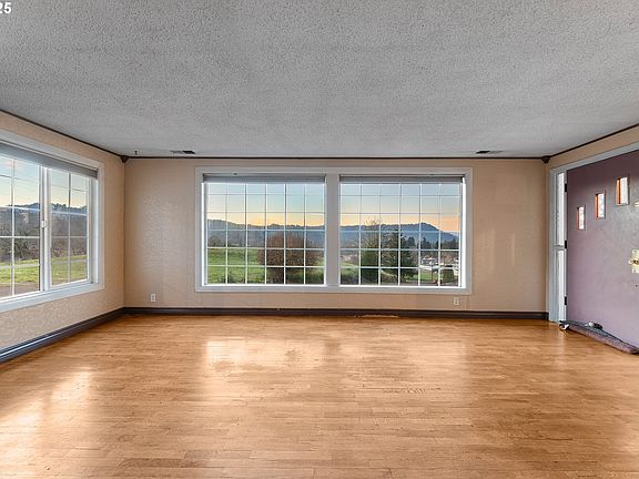 5th image of 1183 W Lookingglass Rd