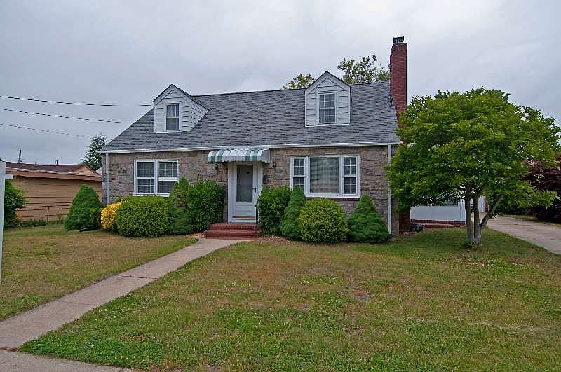 1st image of 160 4th St