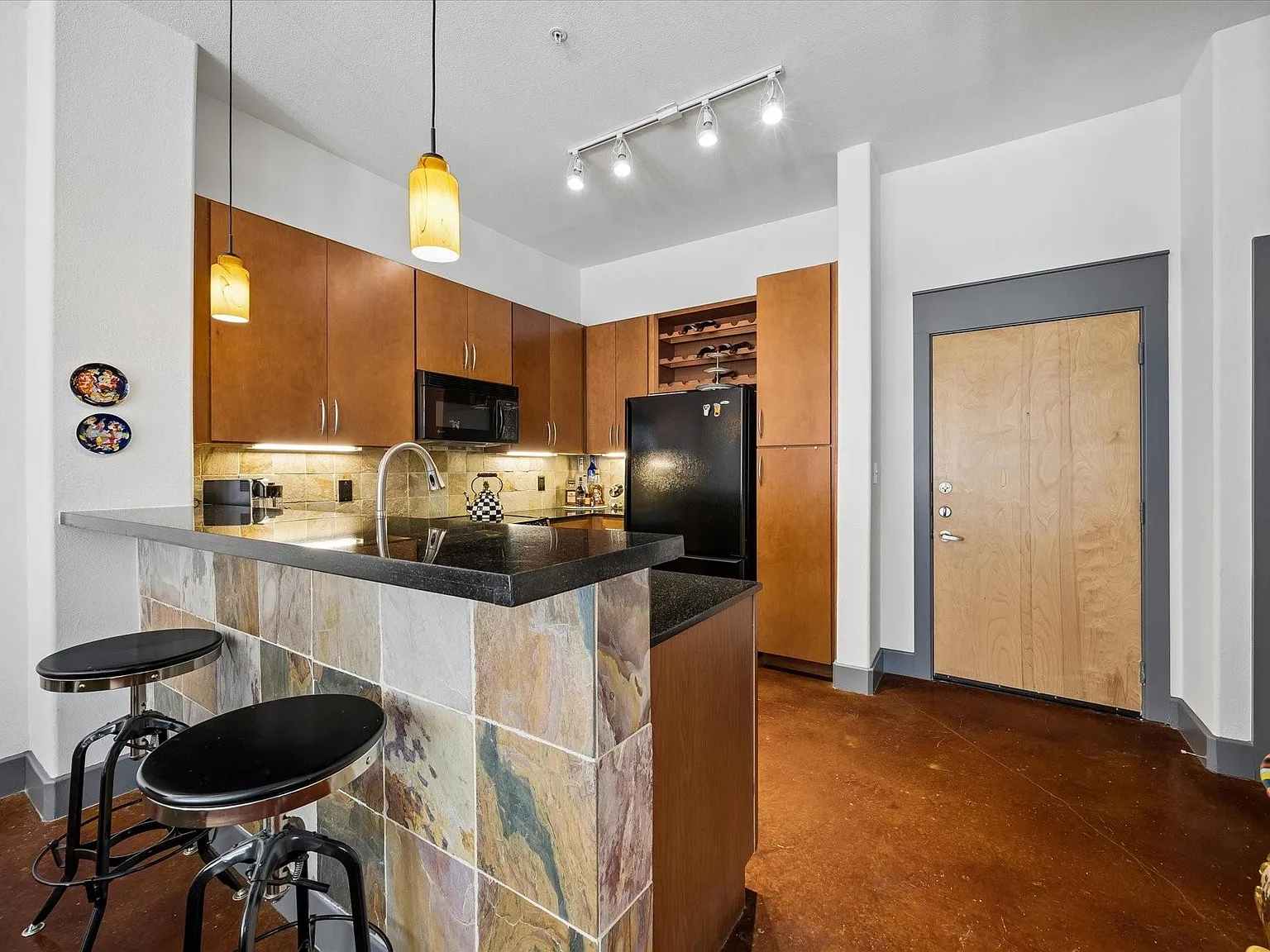 1 bed, 1.0 bath, 869 sqft, $2,200 — Photo 2
