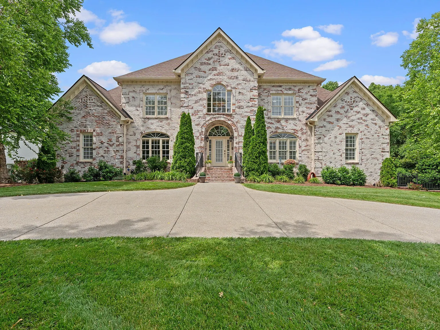 5 bed, 5.5 bath, 5986 sqft, $8,500 — Photo 1