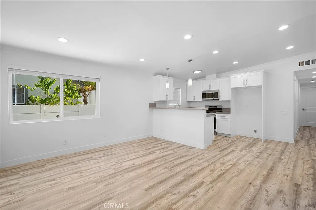 2 bed, 800 sqft, $2,990 — Photo 4