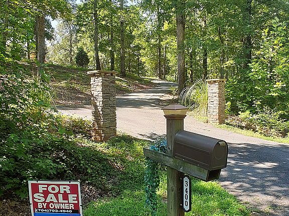 Circle driveway entrance