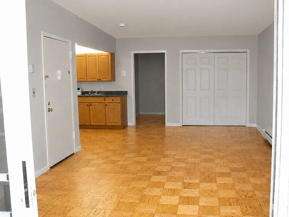 Studio and reach in closet. Dressing room/office in rear w/ bathroom and walk in closet.