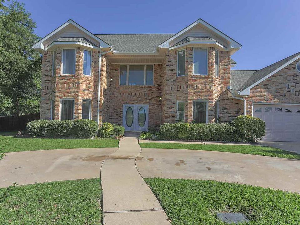 1st image of 221 Meadowlakes Dr
