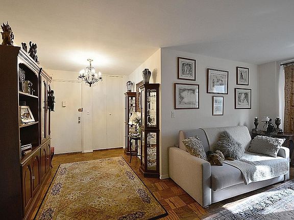4th image of 165 W 66th St APT 3V
