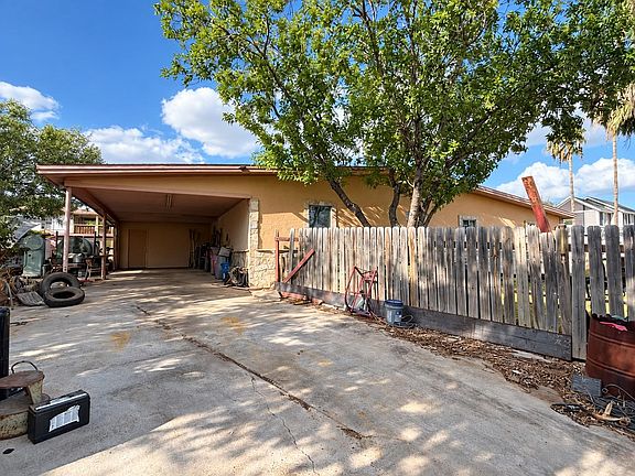 5th image of 210 Daisy Ln