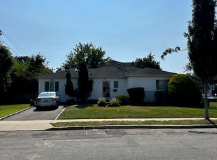 1 Scott Pl, Plainview, NY 11803