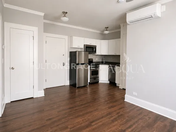 827 W Lakeside Pl, Chicago, IL