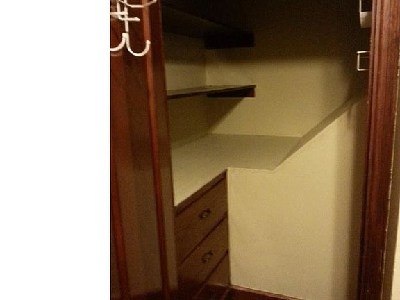 5th image of 40 Erskine Ave