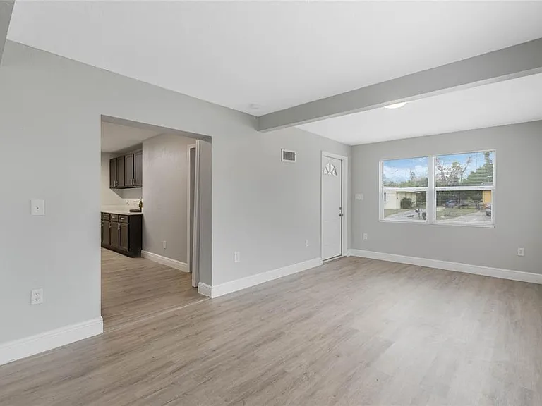 1090 Emerald Dr — Photo 4