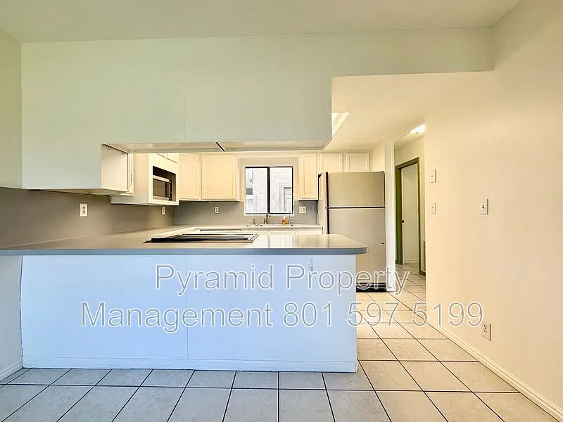 3 bed, 3.5 bath, 2800 sqft, $2,495 — Photo 4