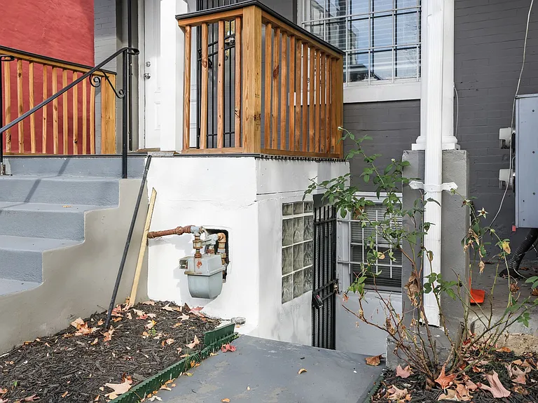 1377 Quincy St NW — Photo 2