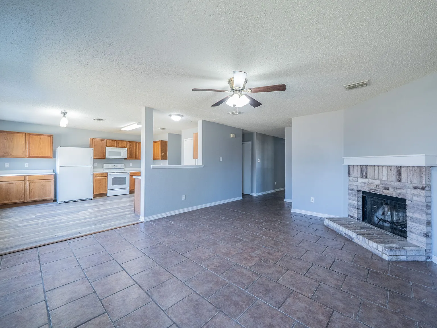 4 bed, 2.5 bath, 2609 sqft, $2,700 — Photo 2