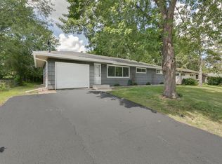 710 Oakwood Dr, New Brighton, MN 55112