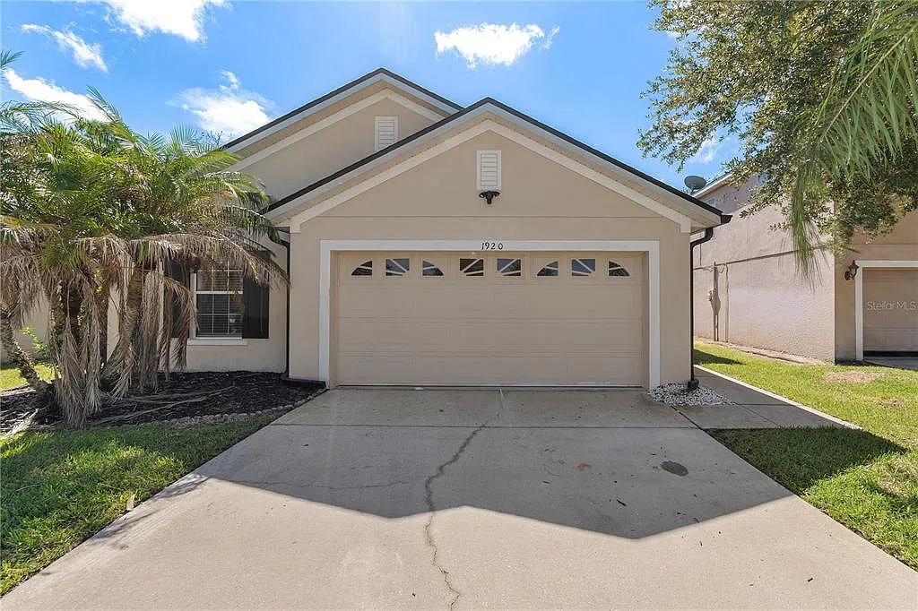 3 bed, 2.0 bath, 1405 sqft, $2,300 — Photo 1