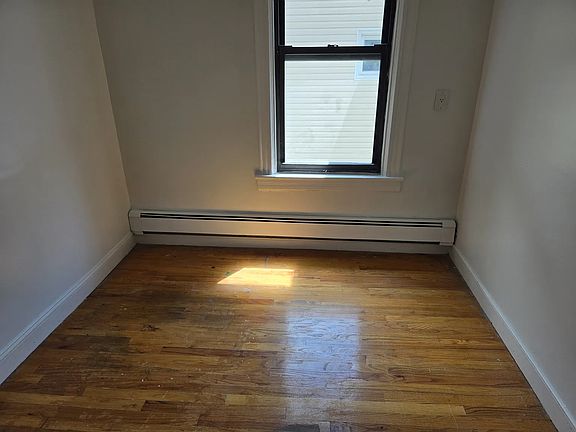 4th image of 606 E 3rd St #1