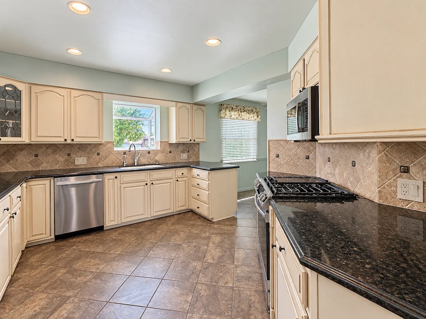 3bd/2.5 bath in Glendora with a pool!! — Photo 4