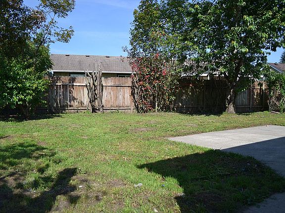 3rd image of 407 V Pl SE