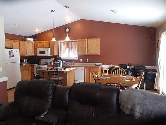 4th image of 556 W Belfast St