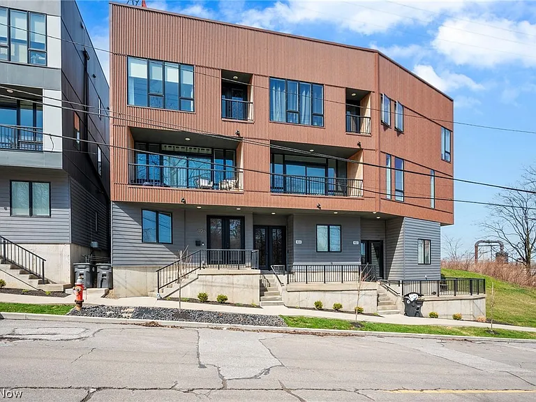 402 Jefferson Ave — Photo 1