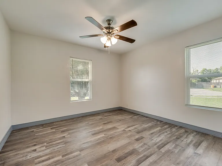 2210 Manor St — Photo 7