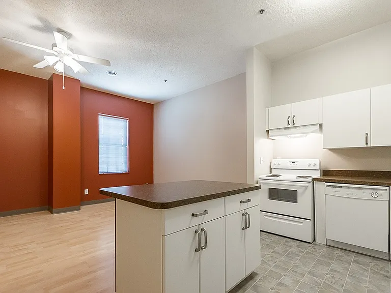 Tenth & College Apartments — Photo 20