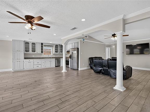 4th image of 977 E Lexington Ave