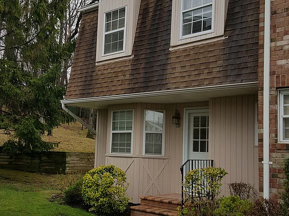 3rd image of 33 Woodlake Dr E