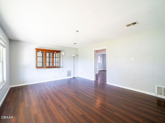 5th image of 1127 Valencia Ave