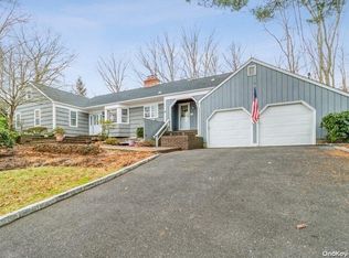 8 Center Ct, Rocky Point, NY 11778