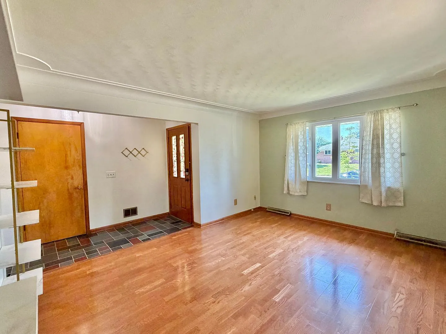 3 bed, 2.0 bath, 1077 sqft, $1,600 — Photo 3