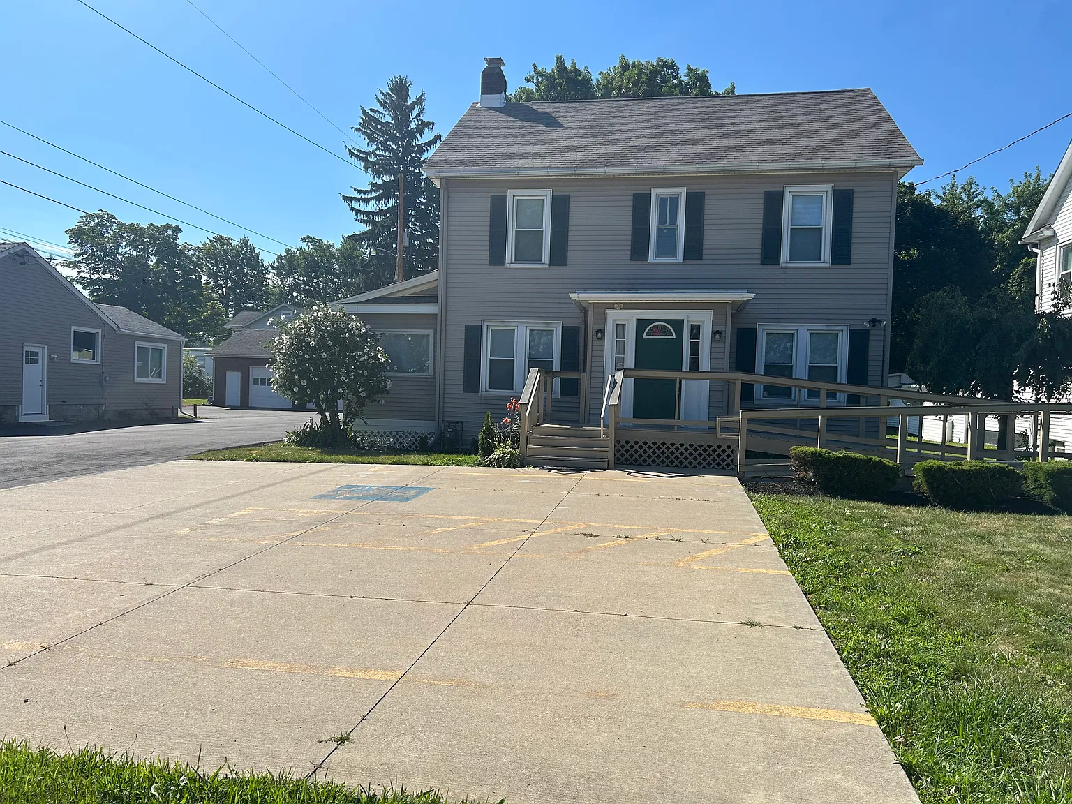 4 bed, 1.5 bath, 1950 sqft, $1,900 — Photo 1