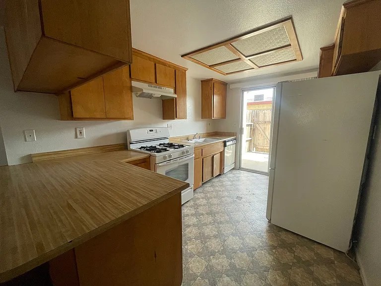 576 Montecito Ave — Photo 11