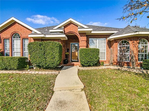 3rd image of 1061 Surrey Cir