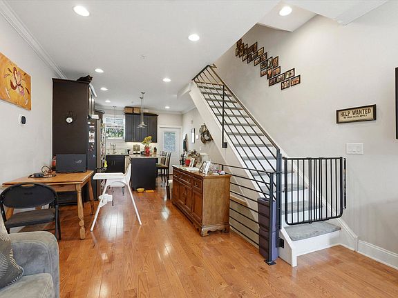 3rd image of 2207 E Oakdale St