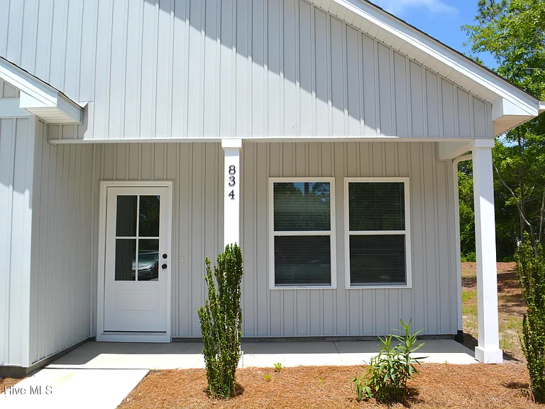 834 Greenwood Ct — Photo 2