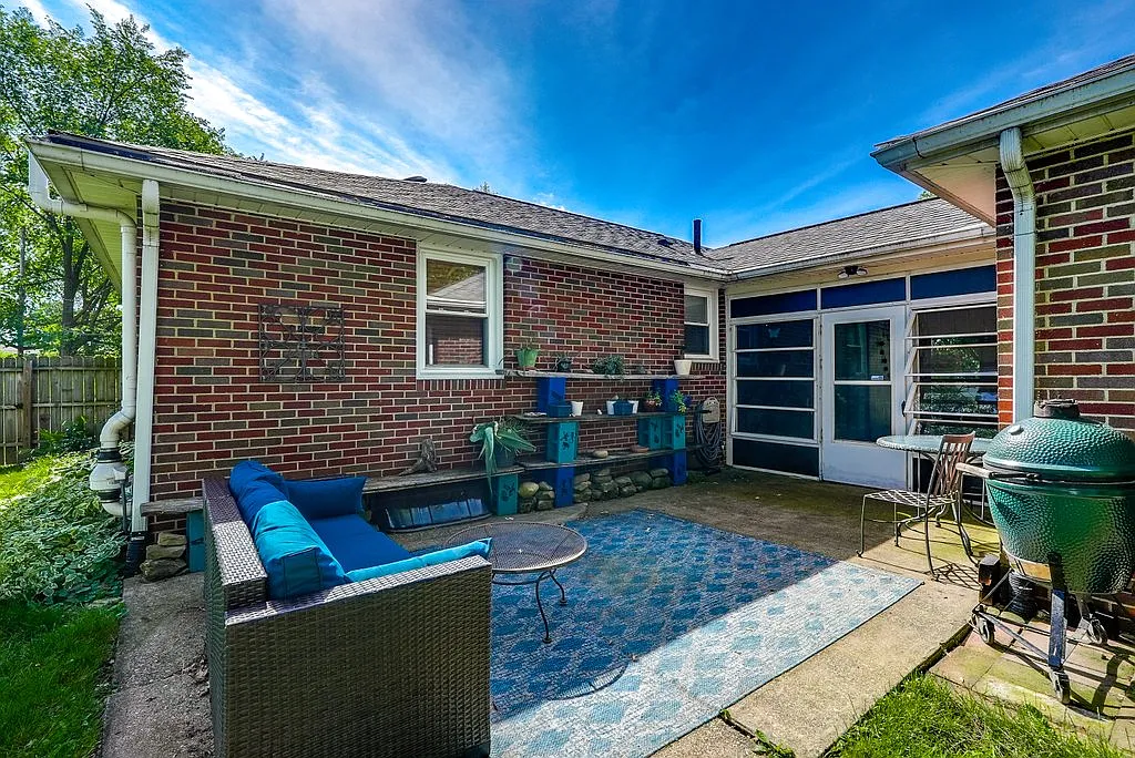 3 bed, 1.5 bath, 1938 sqft, $2,100 — Photo 4