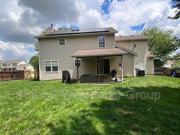 911 Victoria Ln — Photo 2