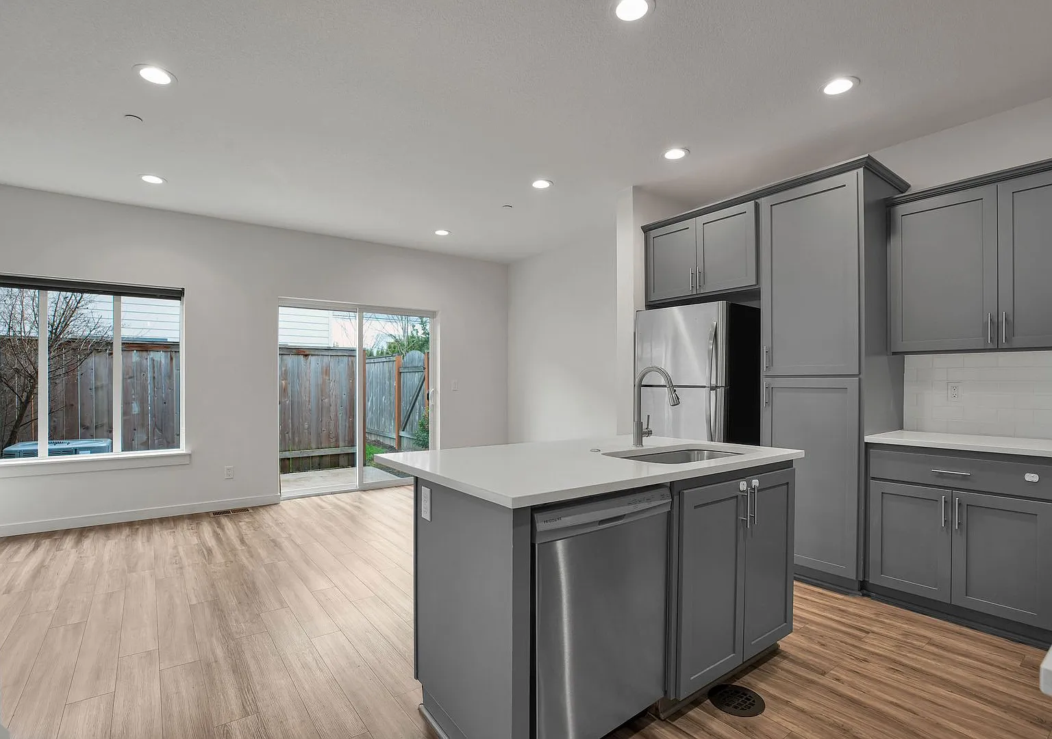 Stylish 3 Bedroom End-Unit Townhouse with Gas Kitchen, Center Island & Open Floor Plan — Photo 1