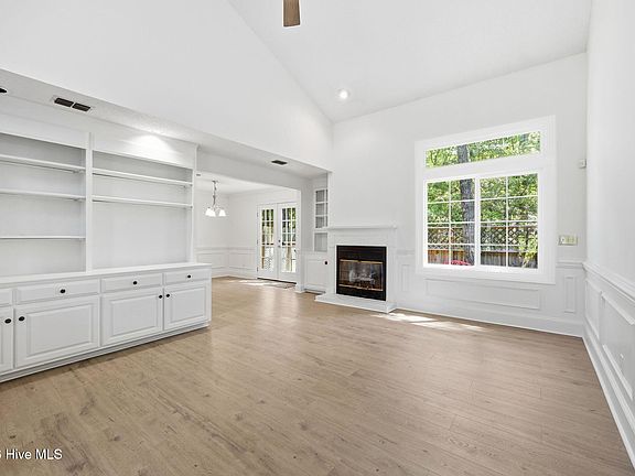 4th image of 302 Nantucket Court