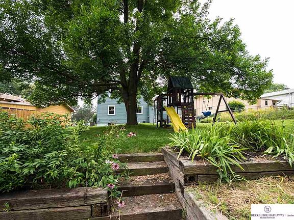 3rd image of 2210 Victoria Ave